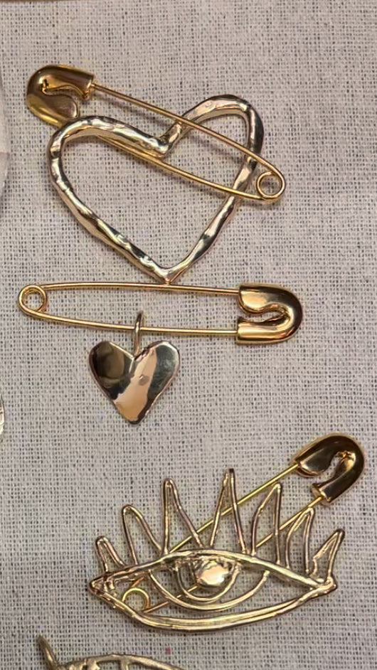 Carved line heart pin